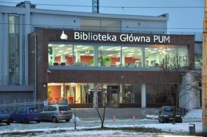 Wejście do biblioteki o zmroku